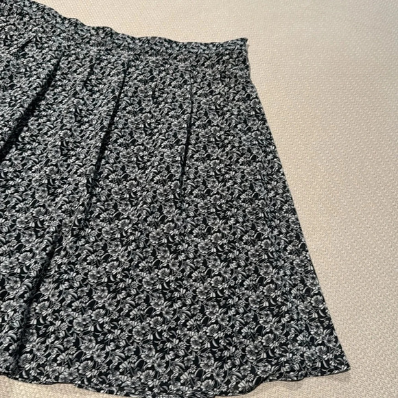 H&M Cute Skirt - Picture 2 of 11